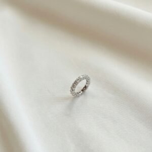 טבעת אינפניטי בשיבוץ יהלומי אובל