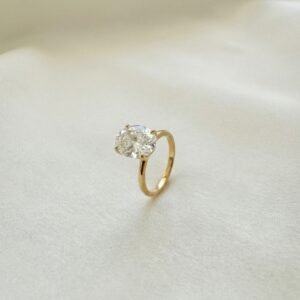 טבעת סוליטר בשיבוץ יהלום אובל