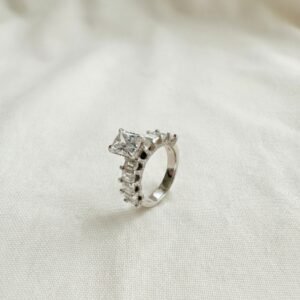 טבעת יהלום רדיאן ויהלומי אמרלד בשילוב מסגרת משובצת