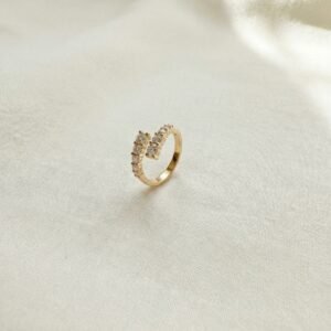 טבעת בעיצוב מפוצל בשיבוץ יהלומים עגולים