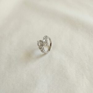 טבעת בעיצוב מפוצל בשיבוץ יהלומי אובל