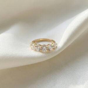 טבעת שורה בשיבוץ יהלומים עגולים