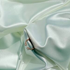 טבעת בשיבוץ יהלום לב ואובל